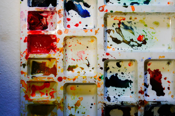 Vista superior de la paleta de acuarelas. Colores vibrantes utilizados en la paleta. Disparo en Howrah, Bengala Occidental, India. - Foto, Imagen