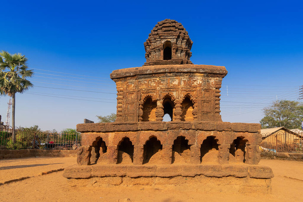 Kamienny rydwan, konceptualny model architektury świątyni Bishnupur w miniaturowej formie. Mała, dwupiętrowa budowla stoi na niskim laterytowym cokole - Bishnupur, świątynie terakoty - Zachodni Bengal, Indie - Zdjęcie, obraz