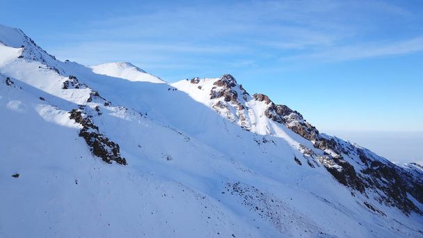 Picos de montaña de nieve con rocas. Vista desde un dron. - Foto, Imagen