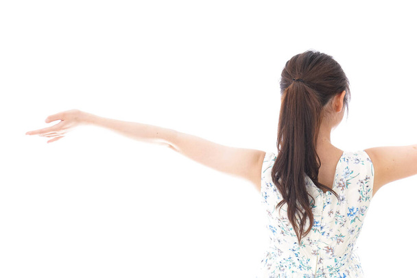 Молодая женщина поднимает руки на белом фоне  - Фото, изображение