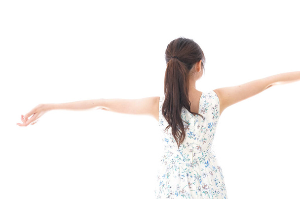Νεαρή γυναίκα σηκώνει χέρια απομονωμένα σε λευκό φόντο  - Φωτογραφία, εικόνα