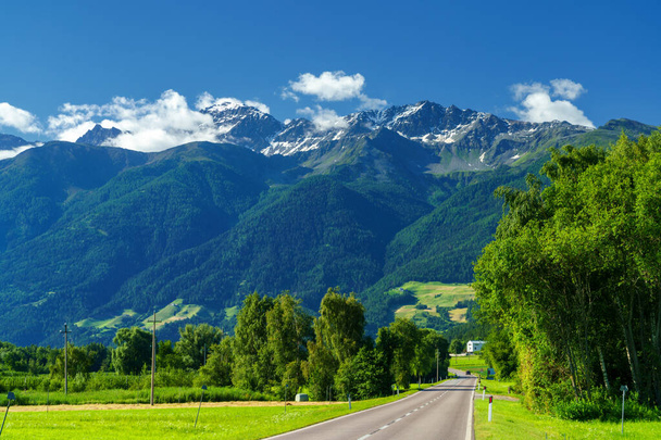 Berglandschap langs de weg van Glorenza naar Prato allo Stelvio, provincie Bolzano, Trentino Alto Adige, Italië, in de zomer - Foto, afbeelding
