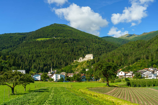 Yaz mevsiminde Glorenza 'dan Prato allo Stelvio, Bolzano, Trentino Alto Adige, İtalya' ya uzanan dağ manzarası. - Fotoğraf, Görsel
