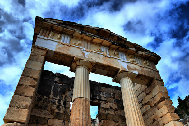 Vista de los Fables monumentos de Grecia. Делфос (Делфи)). - Фото, изображение