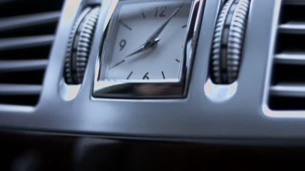 Reloj en el salpicadero en un coche de lujo. Interior del coche de lujo. Vídeo 4K - Metraje, vídeo
