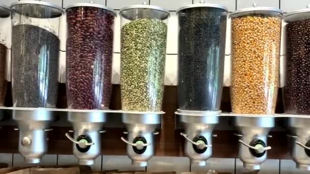 Graanautomaten met verschillende soorten graan in de winkel. HD - Video