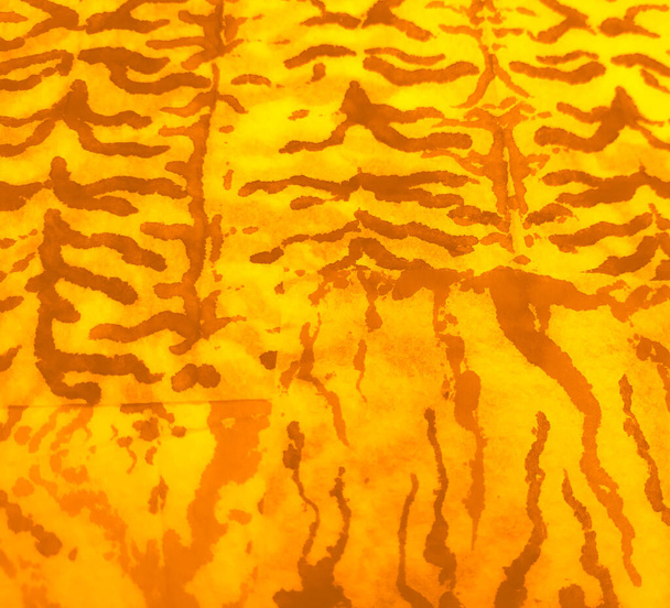 Gelbe Animalistische Tapete. Dirty Art Painting. Nahtloses Muster. Aquarell Textur. Orange Tie Dye Print. Aquarelldruck. Snake Yellow Zebra Print Krawatte Dye Batik. Dunkel - Foto, Bild