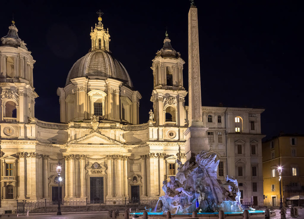 ROM, ITALIEN - CIRCA AUGUST 2020: Piazza Navona mit dem berühmten Bernini-Brunnen bei Nacht. - Foto, Bild