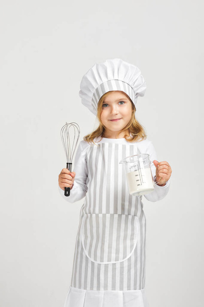 cute little girl chef preparing healthy meal. - Fotoğraf, Görsel