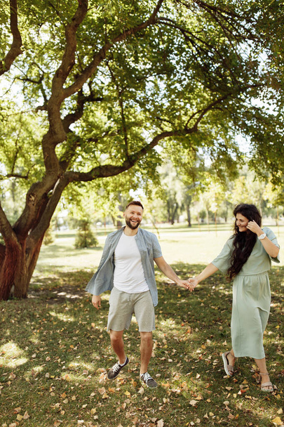 Beautiful happy  couple  in summer  park  - Foto, Imagen