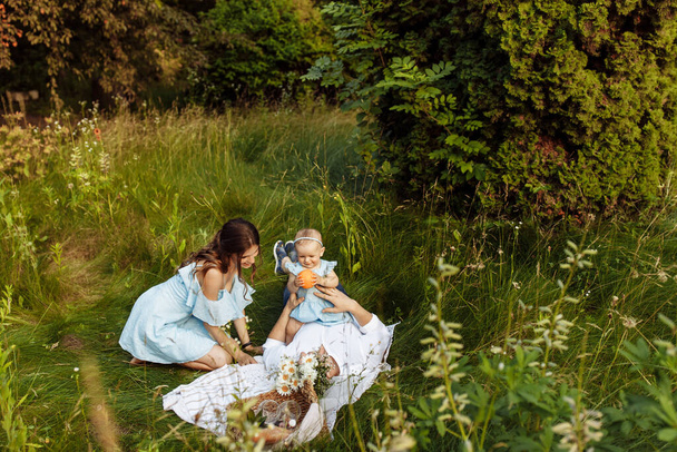 Happy young family with baby girl  on picnic in the park - Foto, Imagem