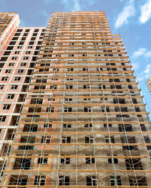 Edificios altos con andamio en el sitio de construcción - Foto, Imagen
