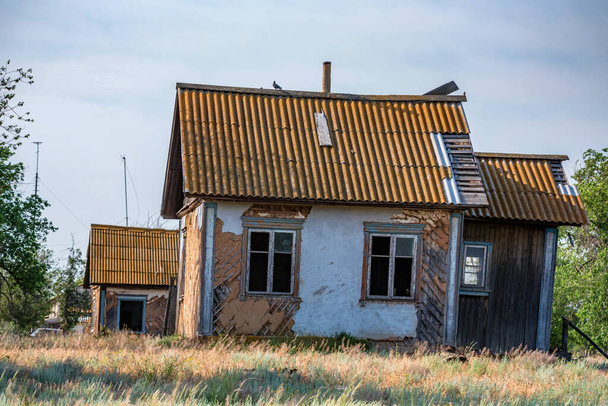 Abbandonato vecchia casa in campagna russa in estate - Foto, immagini