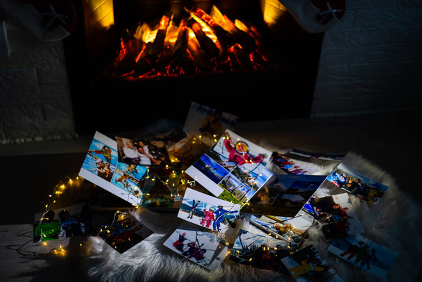 Fotobücher liegen an Weihnachten am Kamin - Foto, Bild