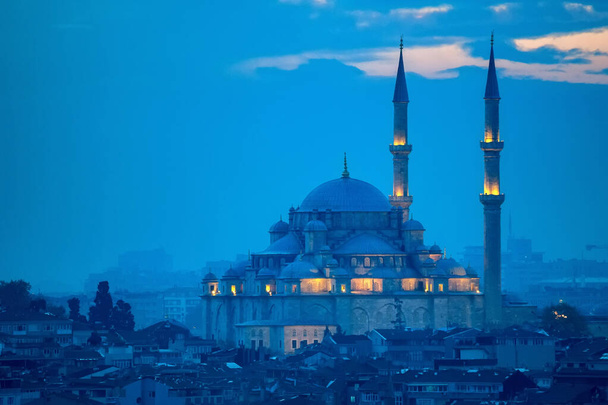 Fatih Camii of Conquerors Moskee in Istanbul, Turkije. - Foto, afbeelding