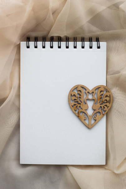 День святого Валентина фон с деревянным красивым сердцем и белыми цветами на светлом фоне - Фото, изображение