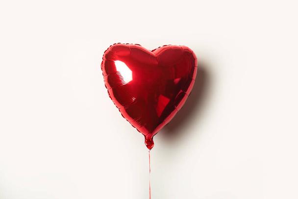 červený vzduchový balón v podobě srdce na bílém pozadí. - Fotografie, Obrázek