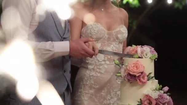 Наречений і наречений вирізали красивий весільний торт
 - Кадри, відео