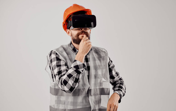 Inżynier w okularach 3D wirtualnej rzeczywistości i pomarańczowym, twardym kapeluszu na głowie - Zdjęcie, obraz
