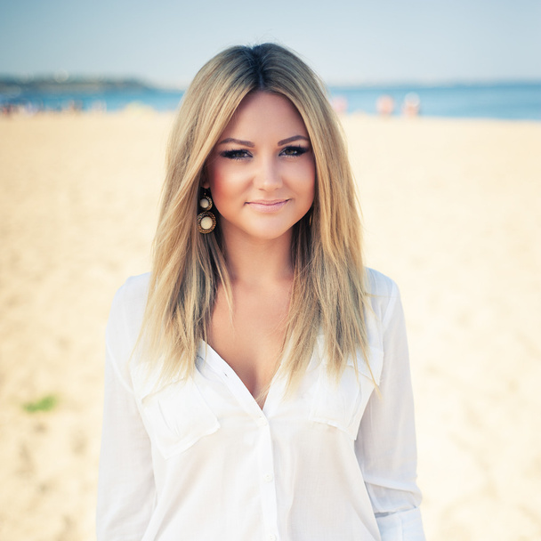 genç güzel kadın bir plajda sarışın pozlar - Fotoğraf, Görsel