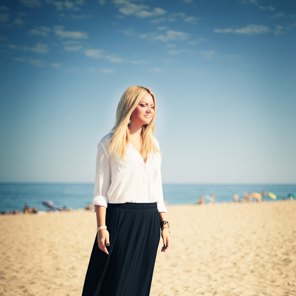 молода красива жінка блондинка позує на пляжі
 - Фото, зображення