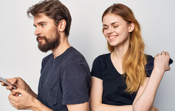 χαρούμενα νεαρά τηλέφωνα ζευγάρι στα χέρια στούντιο επικοινωνίας τρόπο ζωής - Φωτογραφία, εικόνα