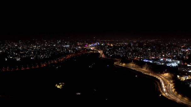 Jeruzalem Hoofdingang 's nachts, LuchtzichtKoorden brug met stadsverlichting, snelweg 1, Israël - Foto, afbeelding