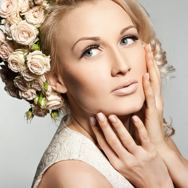 elegant fashionable woman with flowers - Φωτογραφία, εικόνα