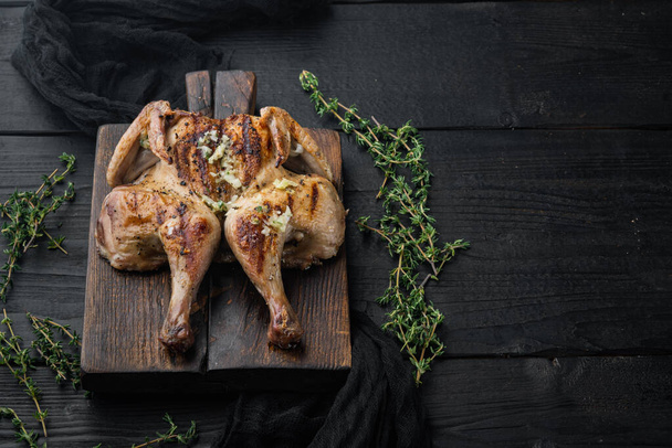 Sült csirkehús, fekete fából készült háttérrel, szövegmásolási hellyel - Fotó, kép