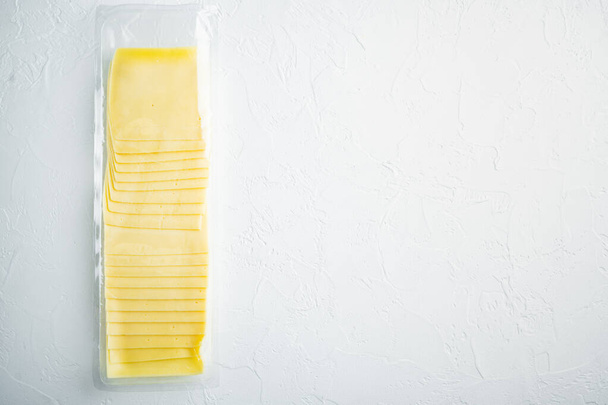 Viipaleet keltaista juustoa, sinetöity pakkaus, valkoisella pohjalla, tekstitilaa - Valokuva, kuva