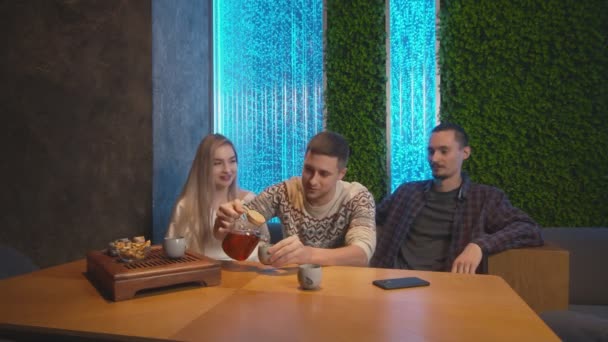 Trois les meilleurs amis boivent du thé chinois dans un café traditionnel - Séquence, vidéo