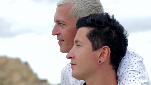 Vídeo de cerca de dos hombres enamorados. pareja gay pasar tiempo en la naturaleza - Metraje, vídeo