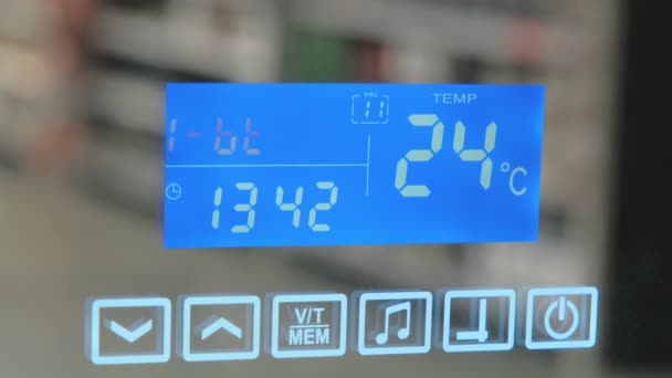 Marque en el espejo que muestra la temperatura y el tiempo - Imágenes, Vídeo