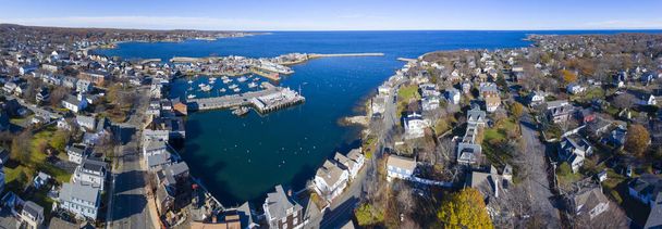 ロックポート港とモチーフナンバー1アメリカ、マサチューセッツ州ロックポートの航空ビュー。この建物は1840年に建てられた釣り小屋で、今ではニューイングランドの海洋生物の最も有名なシンボルです。. - 写真・画像