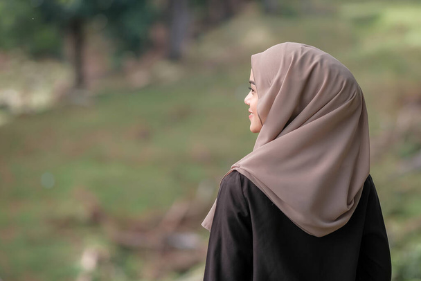 Portret van moslim schoonheid vrouw dragen hijab - Foto, afbeelding