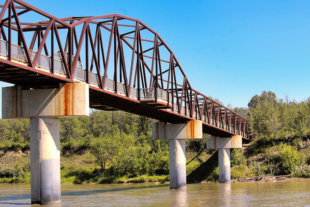 Uma ponte de pé sobre um rio no verão - Foto, Imagem