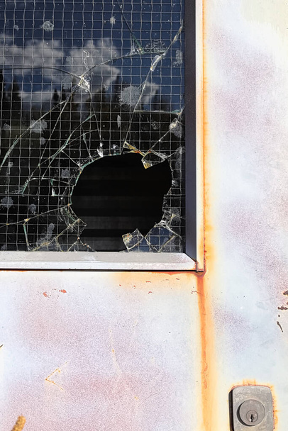 ガラス窓が突き刺さったドア - 写真・画像