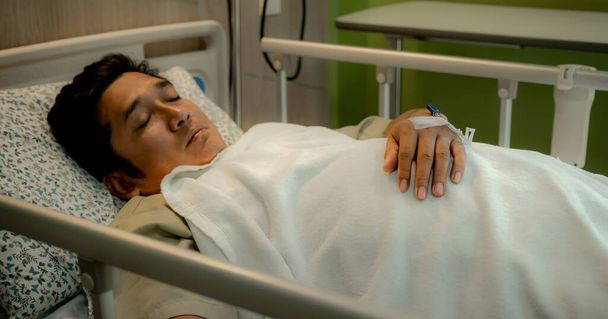 Mão de homem do paciente com cânula na cama na enfermaria. - Foto, Imagem