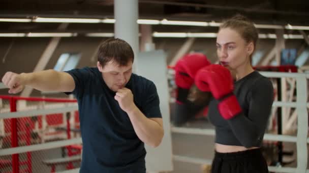 Обучение боксу - привлекательная женщина, имеющая тренировку с тренером по боксу - Кадры, видео