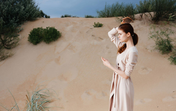 mujer al aire libre desierto arena paisaje caminar viaje - Foto, Imagen