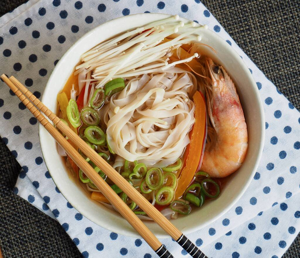 Asijské jídlo krevety rýže nudle polévka - Fotografie, Obrázek