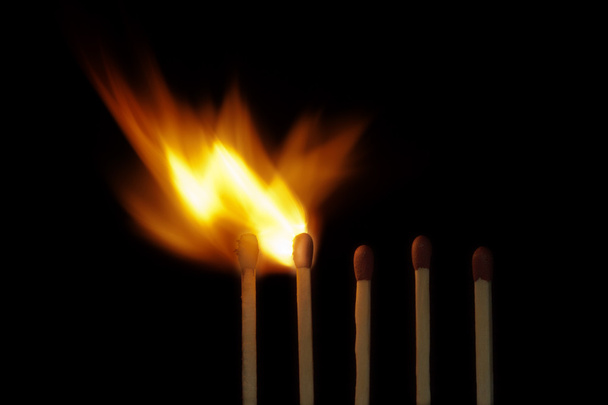 Bruciare fiammiferi di legno
 - Foto, immagini