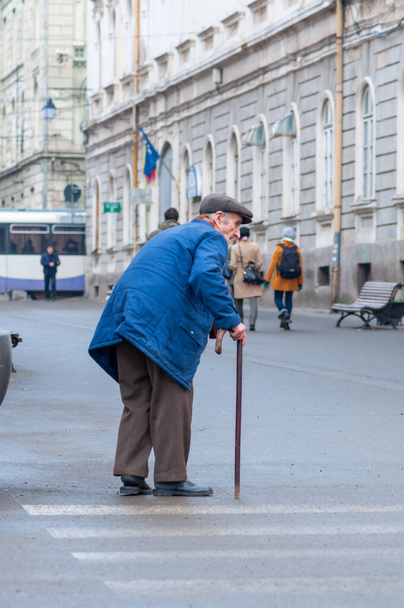 Timisoara, Romania - January 21, 2015: Old man walking on the street. Real people. - Foto, Imagem