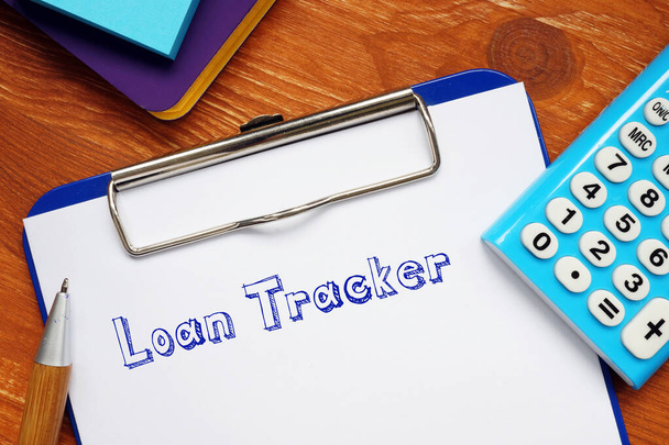Concepto financiero sobre Loan Tracker con frase en la hoja - Foto, Imagen