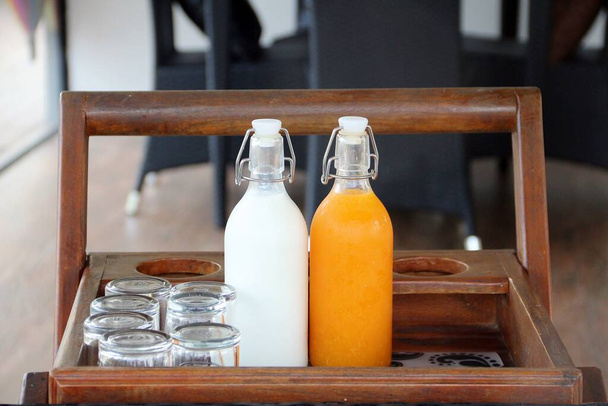 Jus d'orange et bouteille de lait pour des boissons saines matinales - Photo, image