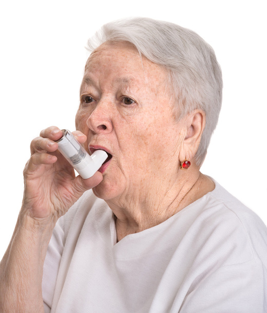 ぜんそくの吸入器を持つ年配の女性 - 写真・画像