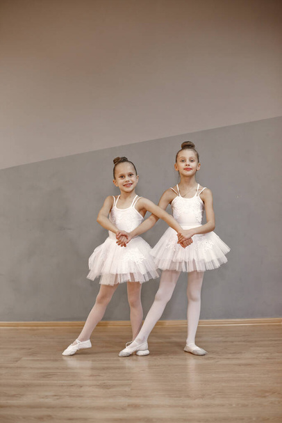 Child girls is studying ballet - Zdjęcie, obraz