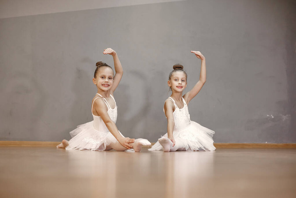 Child girls is studying ballet - Foto, imagen