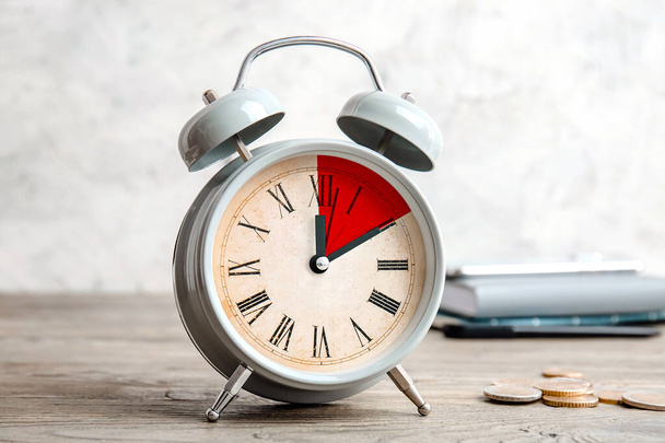 Alarm klok met timer voor 10 minuten op tafel. Tijdbeheerconcept - Foto, afbeelding