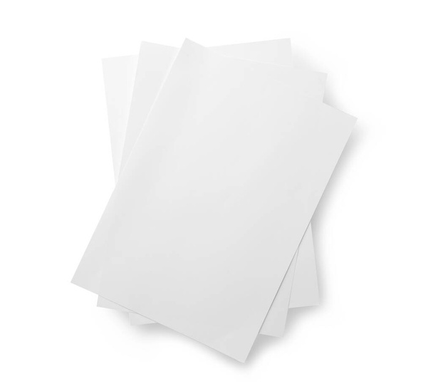 Beyaz arkaplanda boş kağıt kağıtlar - Fotoğraf, Görsel